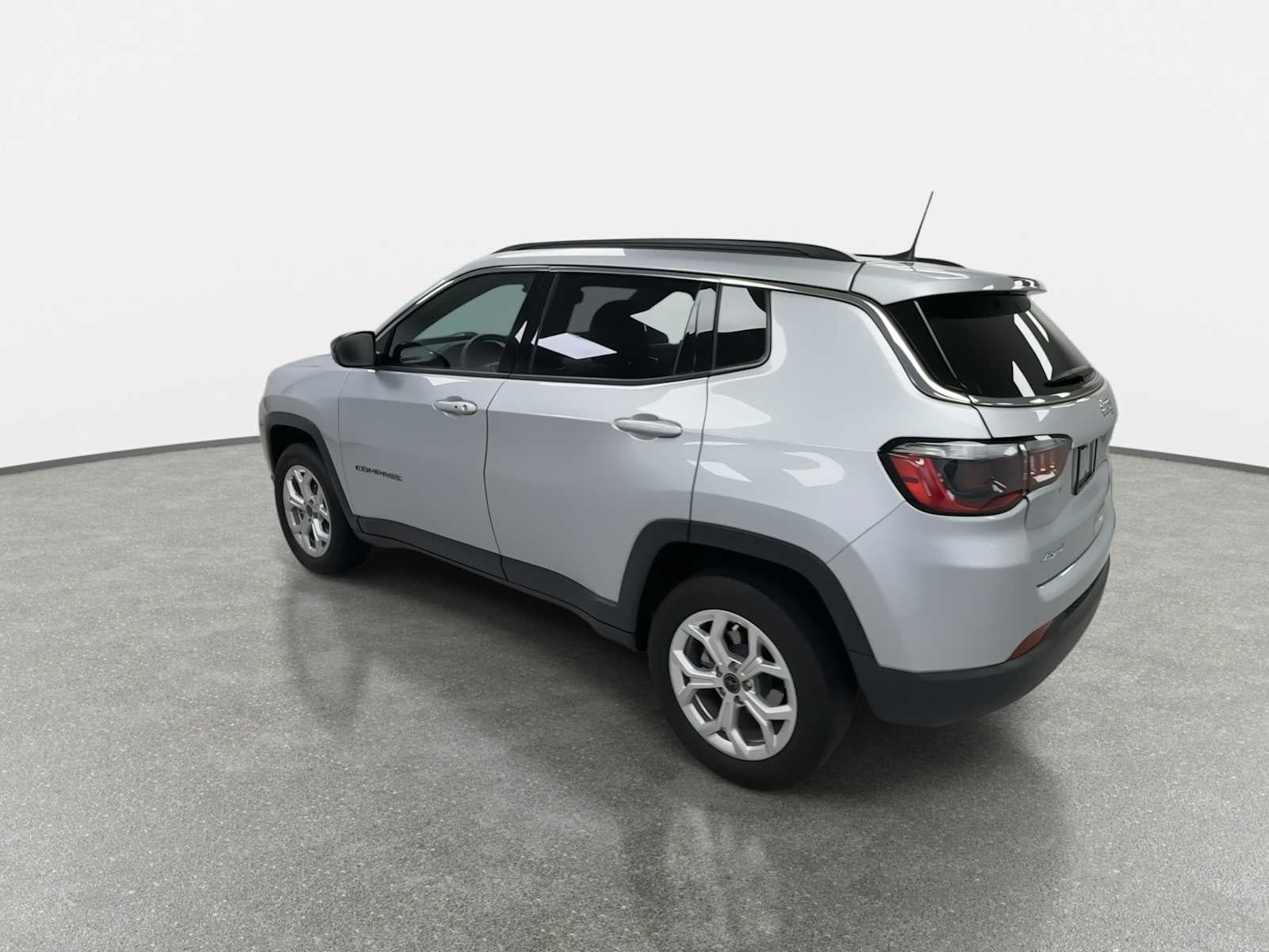 Used 2025 Jeep Compass Latitude AWD/4WD image 6