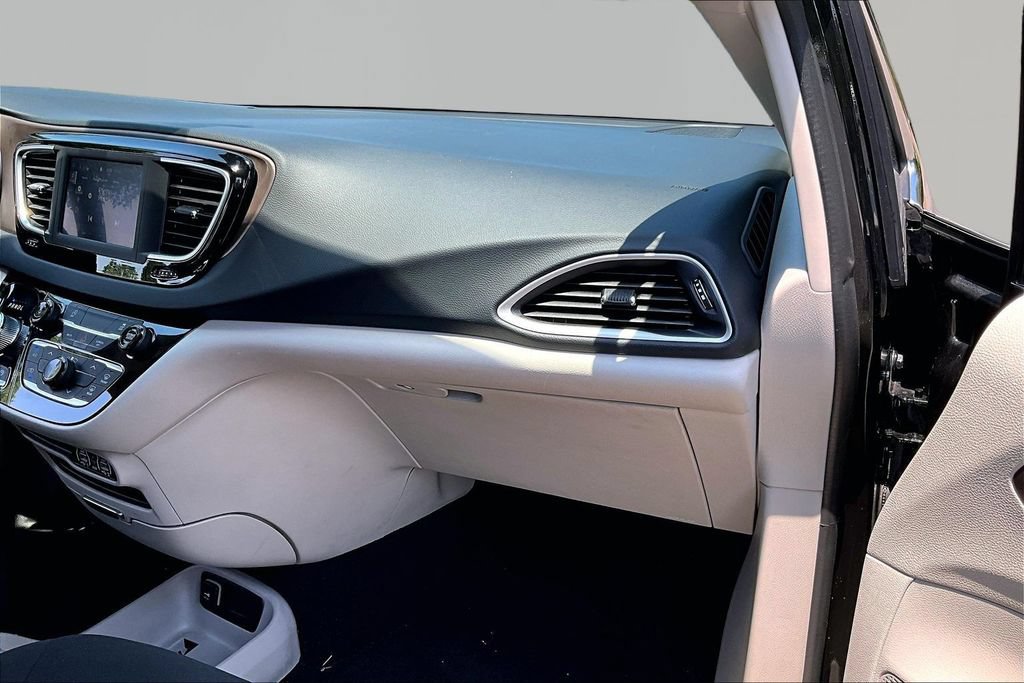 Used 2023 Chrysler Voyager LX FWD image 19