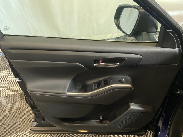 Used 2021 Toyota Highlander XLE AWD/4WD image 29