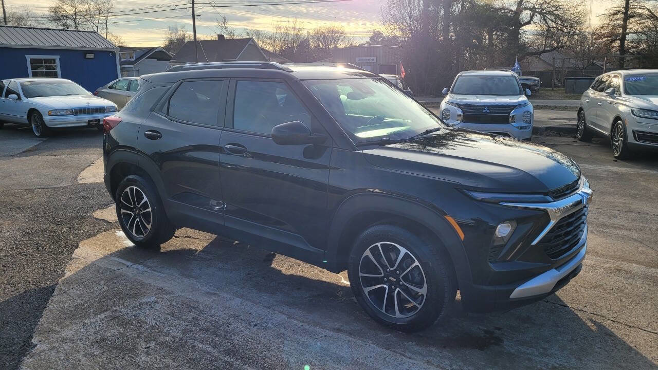 Used 2025 Chevrolet TrailBlazer LT w/ Driver Confidence Package image 5