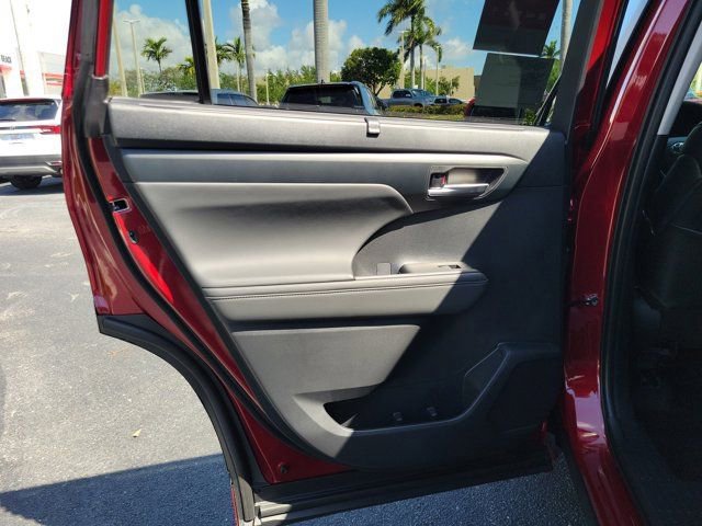 New 2026 Toyota Highlander XLE image 8