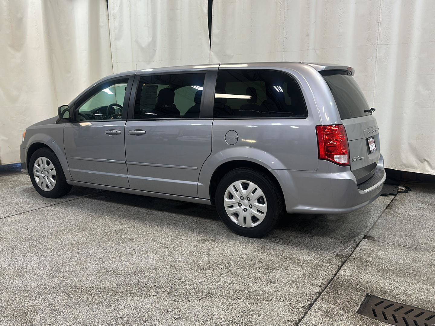 Certified 2016 Dodge Grand Caravan SE w/ Quick Order Package 29E SE FWD image 3