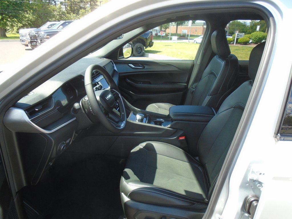 New 2025 Jeep Grand Cherokee L Altitude AWD/4WD image 8