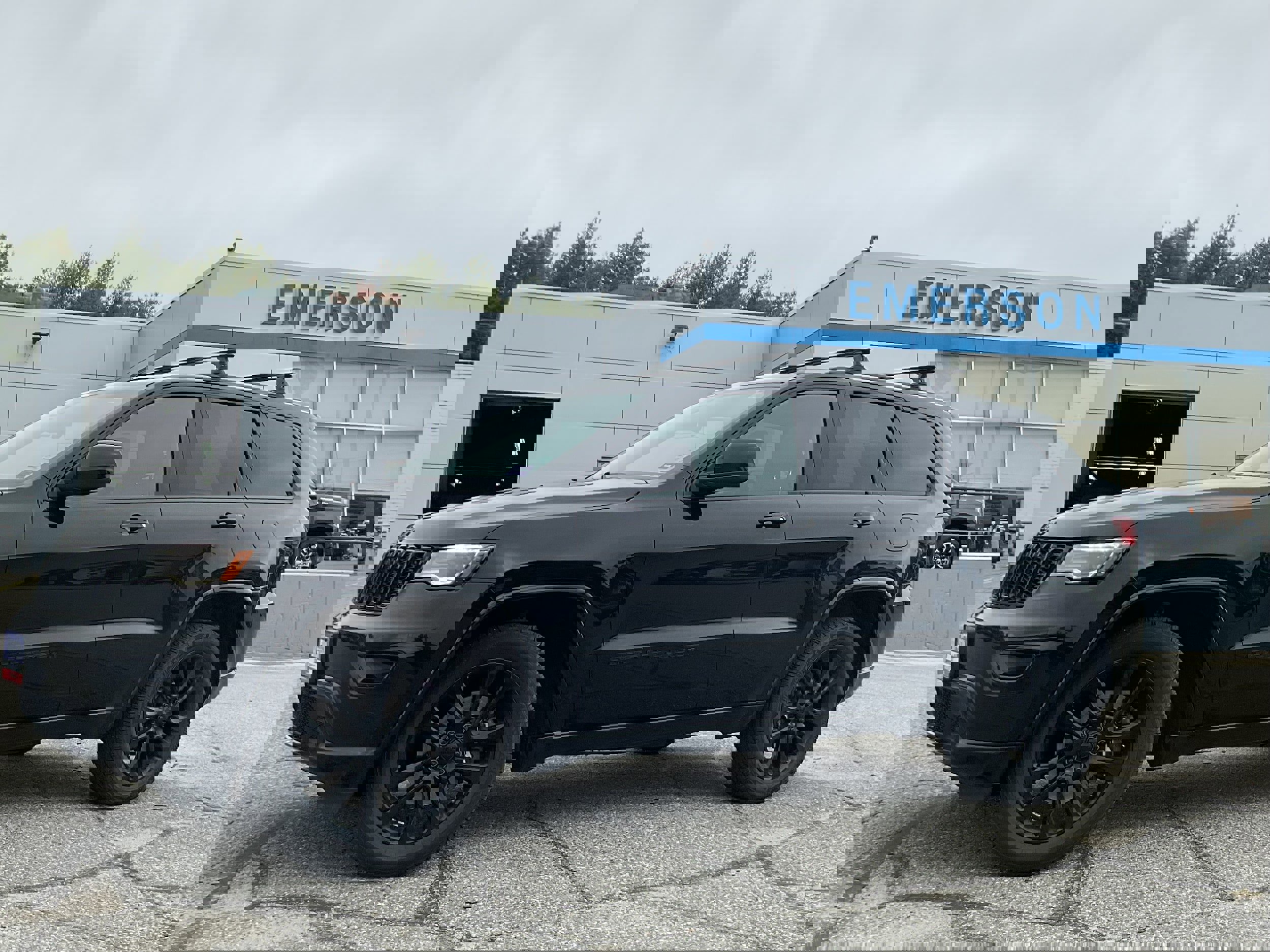 Used 2022 Jeep Grand Cherokee Laredo X image 1