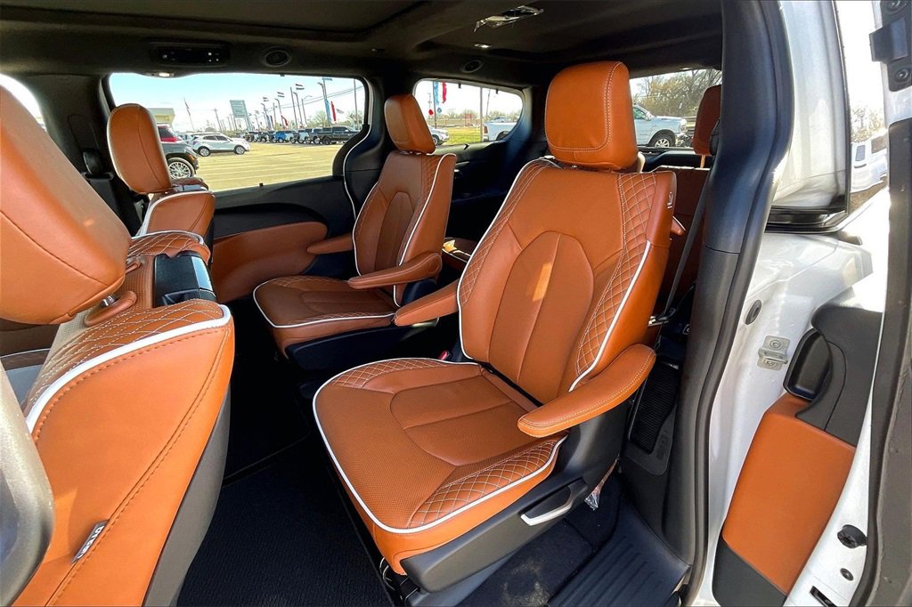 New 2026 Chrysler Pacifica Pinnacle image 10