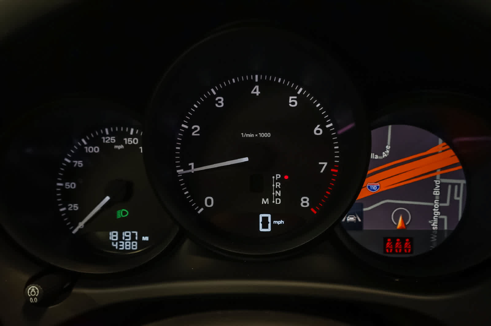 Certified 2025 Porsche Macan AWD/4WD image 28