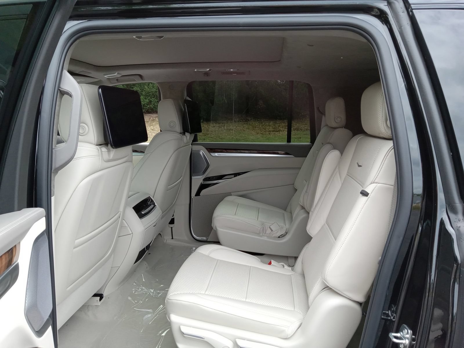 New 2026 Cadillac Escalade ESV Platinum Sport w/ LPO, ONYX Package AWD/4WD image 25