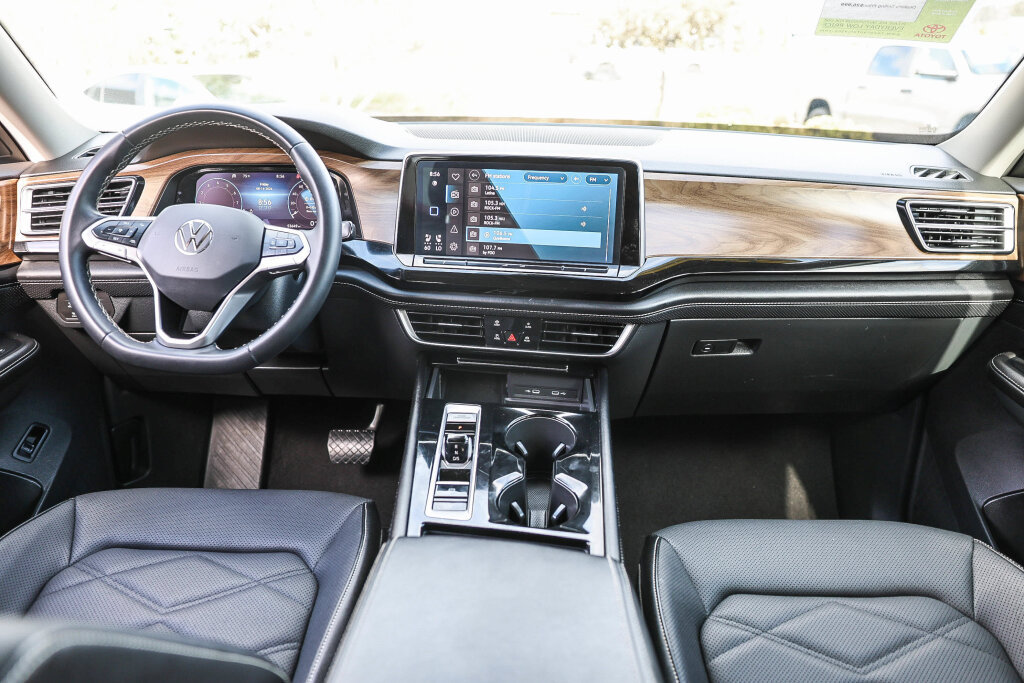Used 2024 Volkswagen Atlas SE FWD image 2