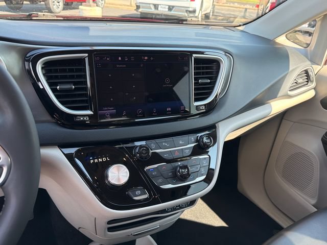 Used 2023 Chrysler Pacifica Touring-L FWD image 17