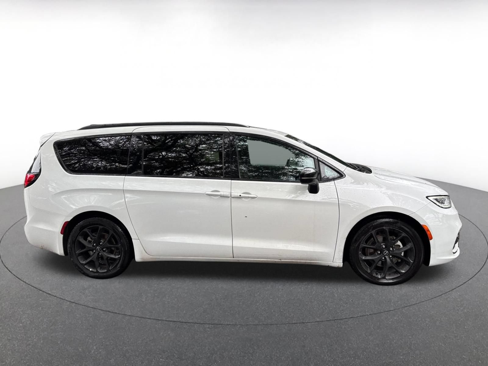 Used 2025 Chrysler Pacifica Limited FWD image 9