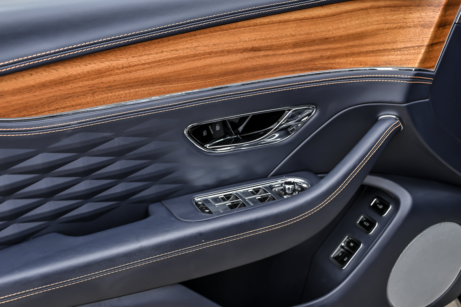 Certified 2023 Bentley Flying Spur Plug-In Hybrid AWD/4WD image 15