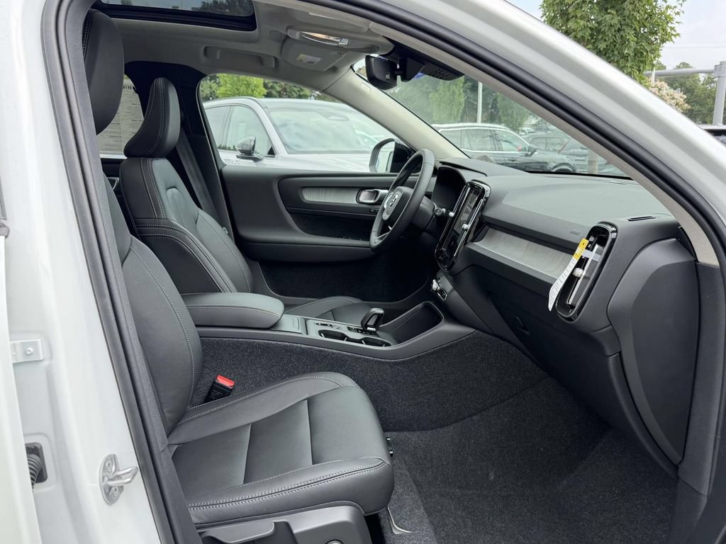 New 2026 Volvo XC40 B4 Core w/ Climate Package FWD image 11