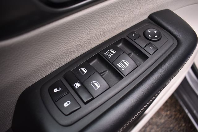 Used 2023 Chrysler Pacifica Touring-L FWD image 20