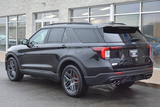 Used 2025 Ford Explorer ST image 4