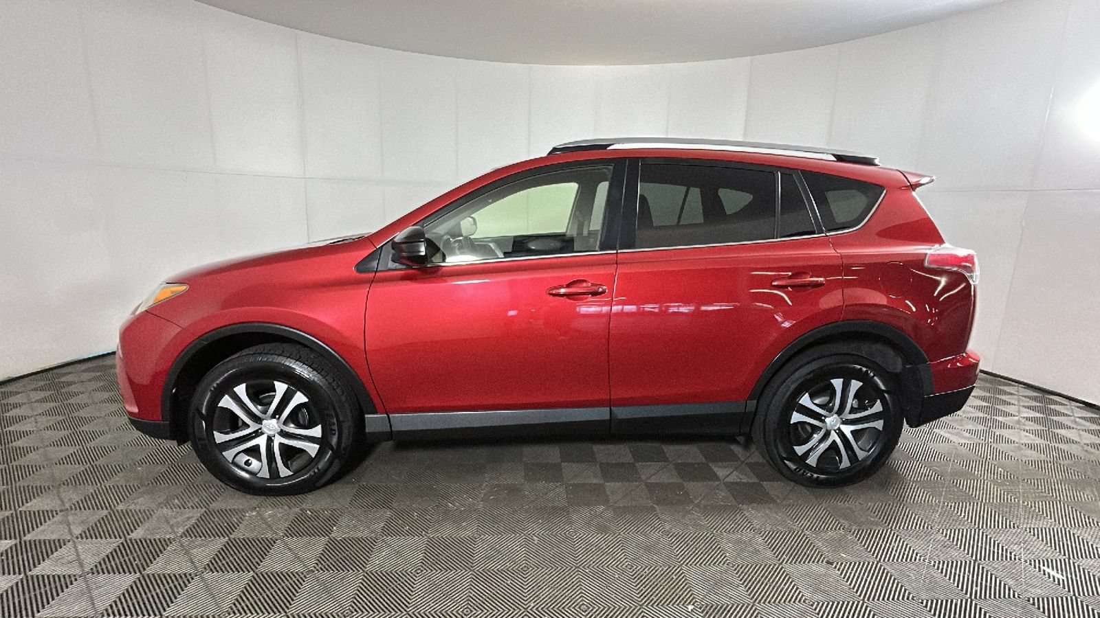 Used 2017 Toyota RAV4 LE AWD/4WD image 5