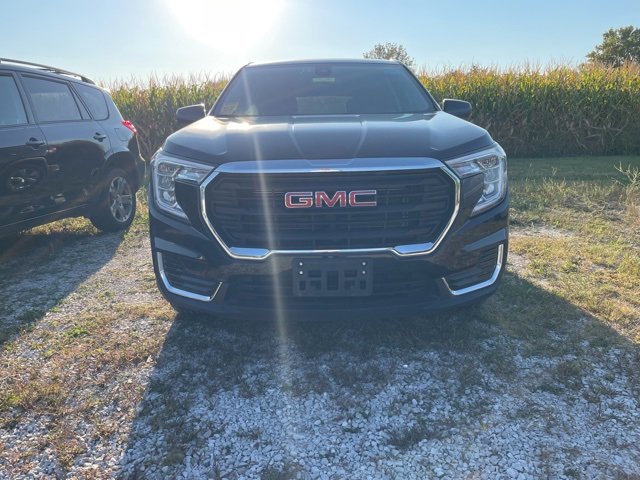 Used 2024 GMC Terrain SLE image 3
