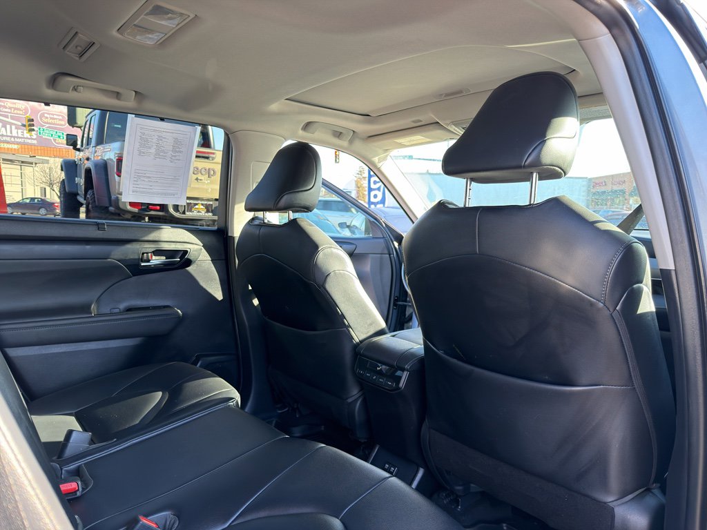 Used 2021 Toyota Highlander XLE image 19