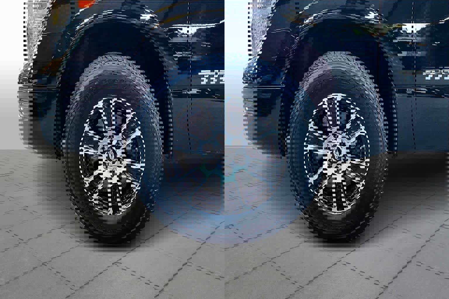 Used 2022 Nissan Titan SV image 10