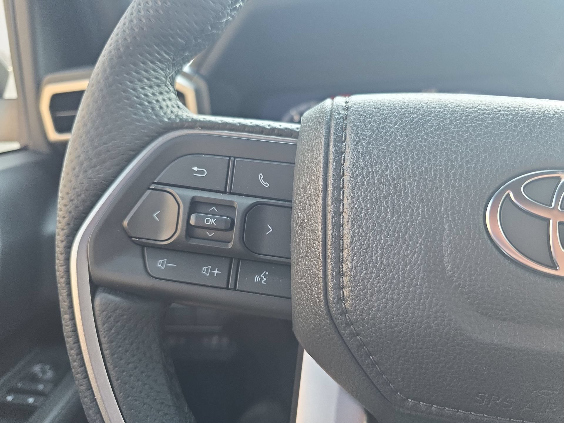 Used 2025 Toyota Tacoma Limited AWD/4WD image 16