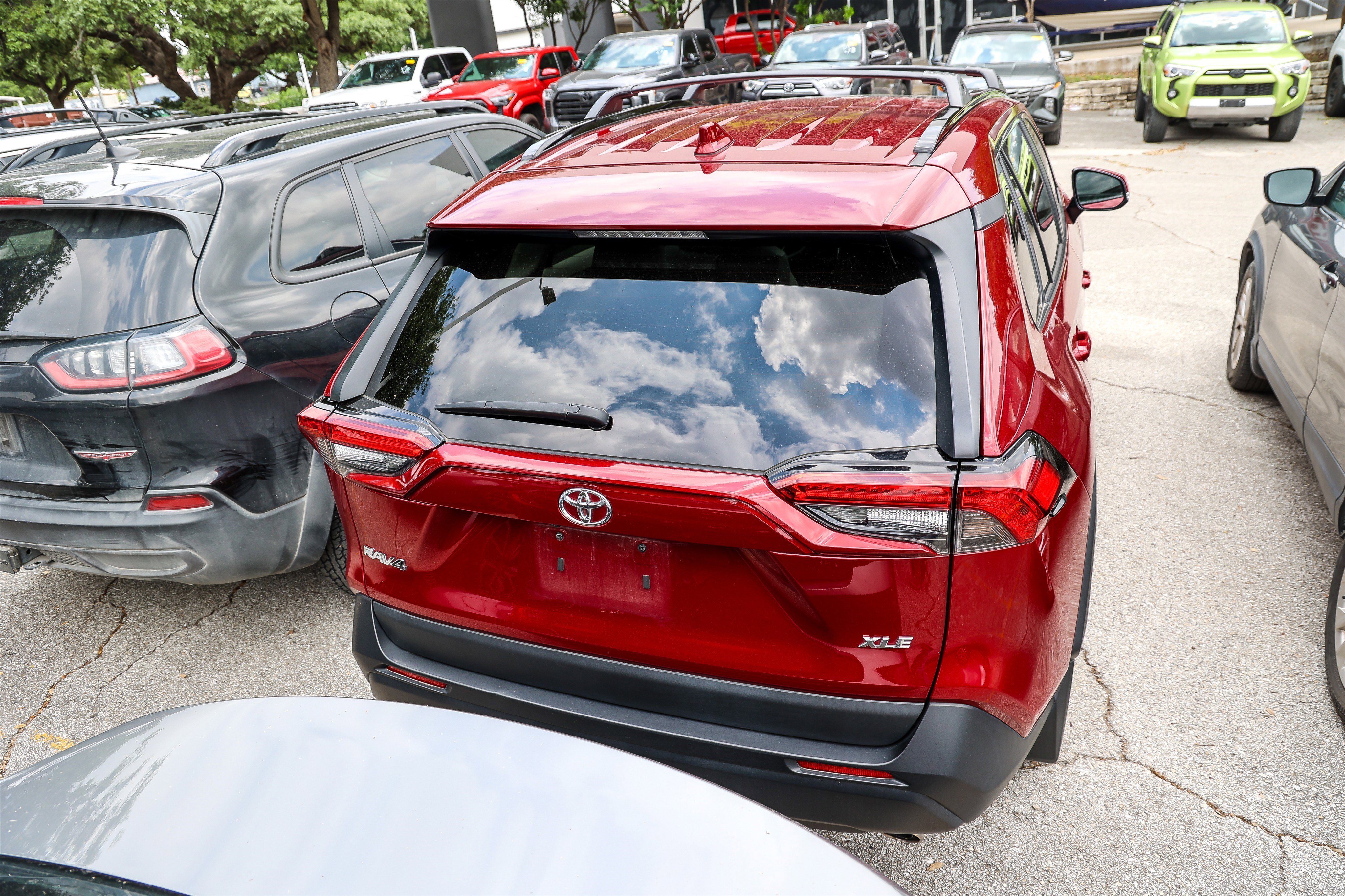 Used 2023 Toyota RAV4 XLE Premium FWD image 10