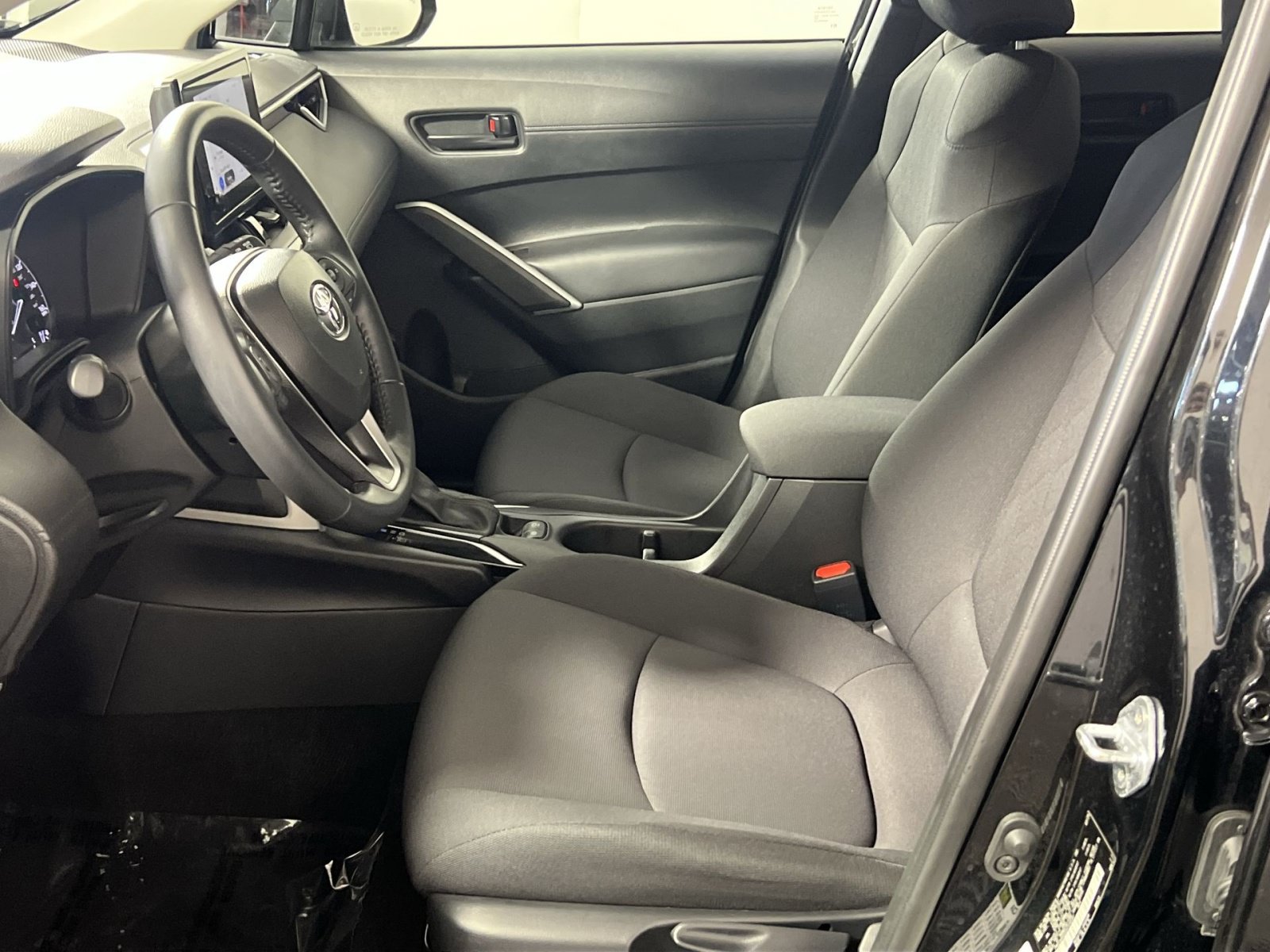 Used 2025 Toyota Corolla Cross LE FWD image 13
