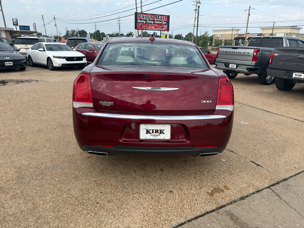 Used 2018 Chrysler 300 Limited RWD image 4