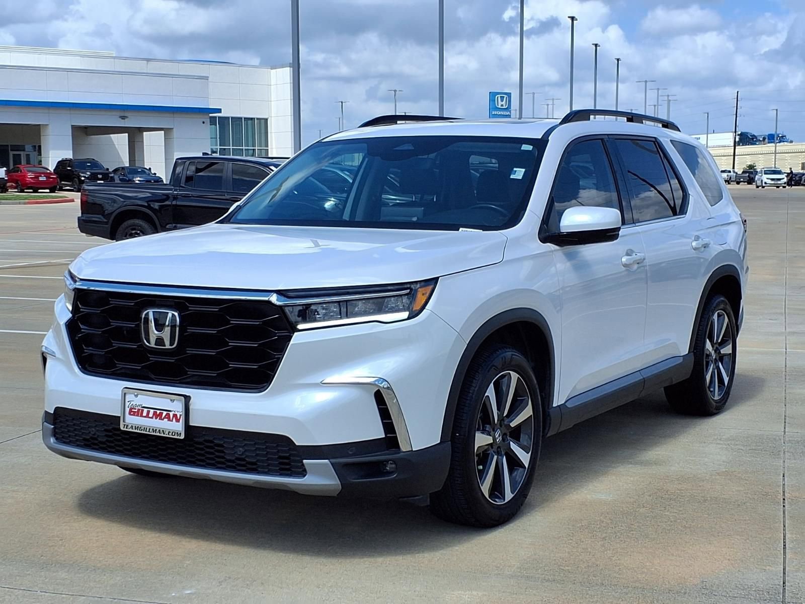 Used 2025 Honda Pilot Touring image 4