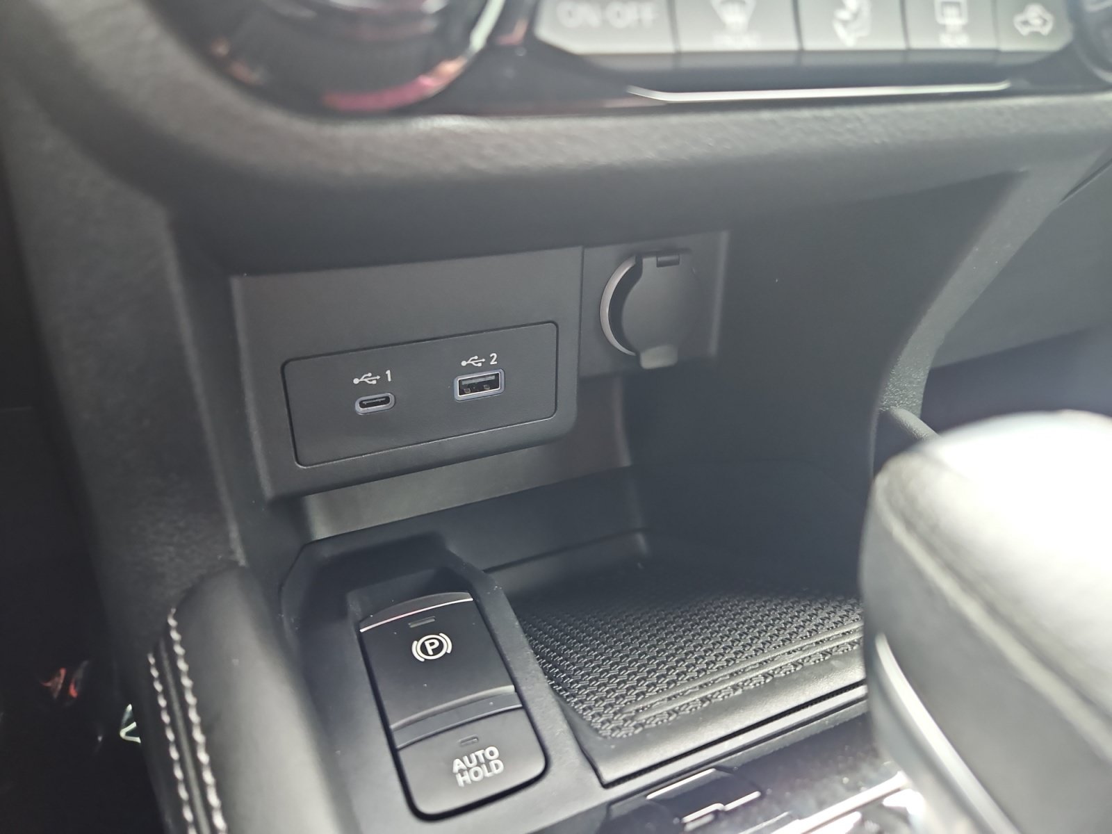 Used 2023 Nissan Kicks SR w/ SR Premium Package FWD image 21