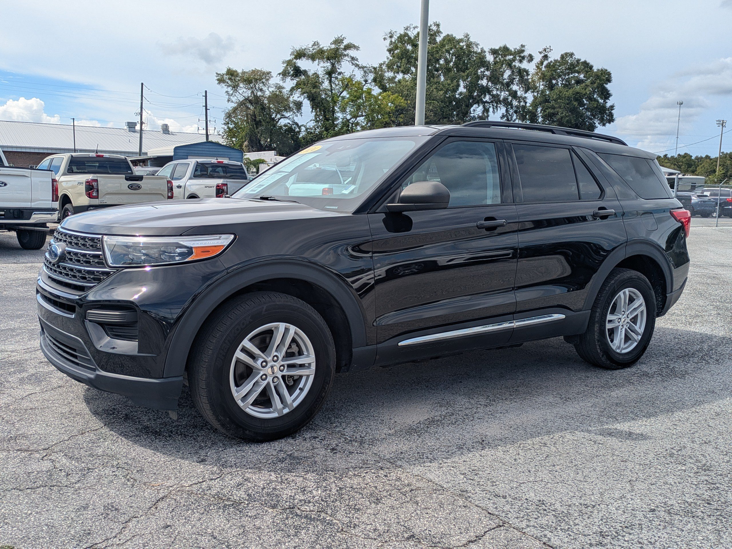 Used 2024 Ford Explorer XLT AWD/4WD image 8