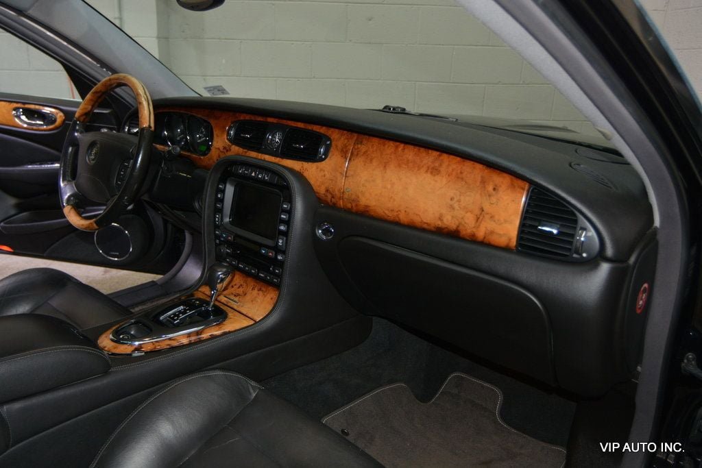Used 2004 Jaguar XJ8 RWD image 11