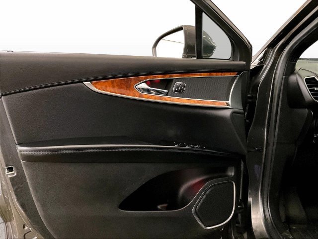 Used 2017 Lincoln MKX Reserve w/ Driver Assistance Package AWD/4WD image 22