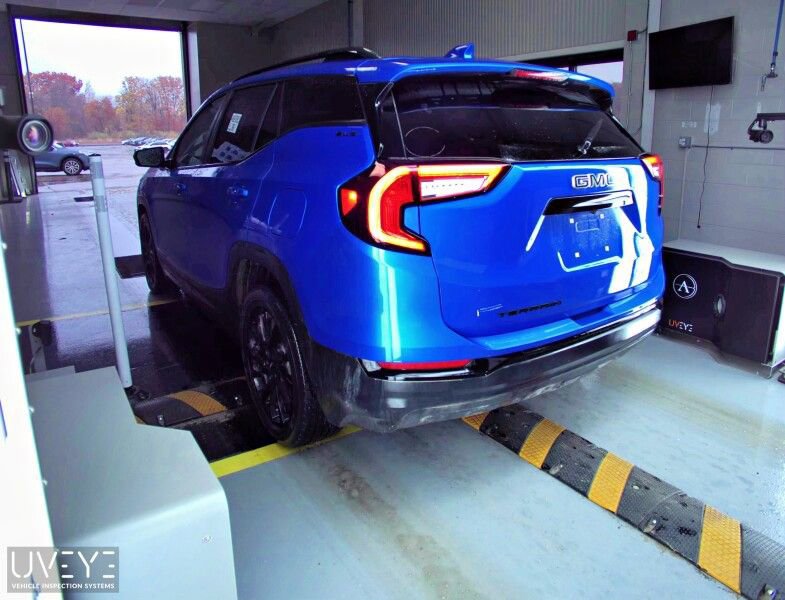 Used 2024 GMC Terrain SLE w/ Driver Convenience Package image 3