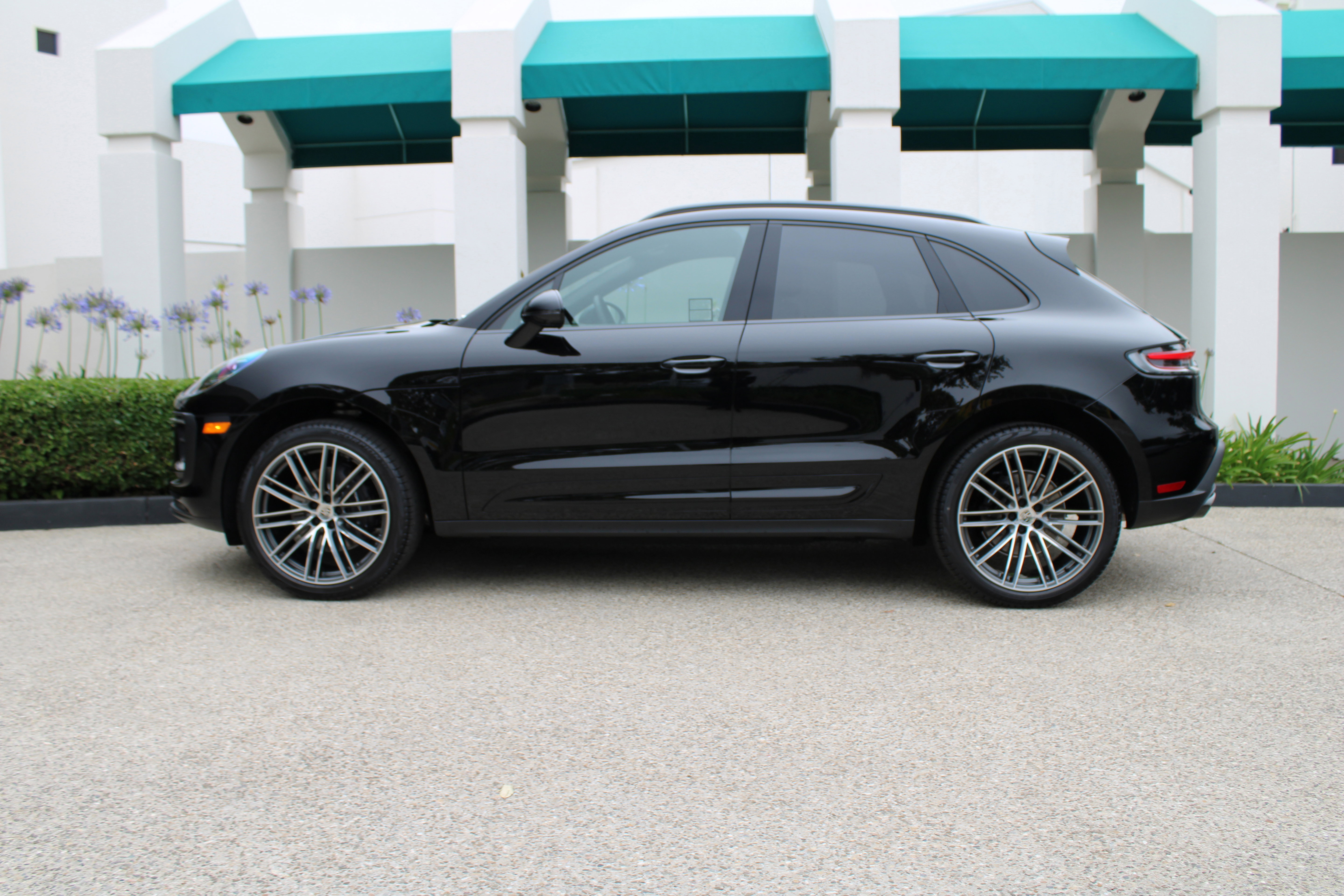 New 2025 Porsche Macan image 2