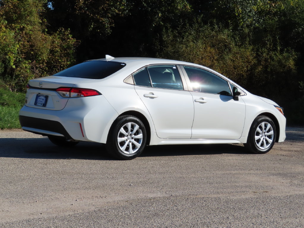 Used 2020 Toyota Corolla LE FWD image 3