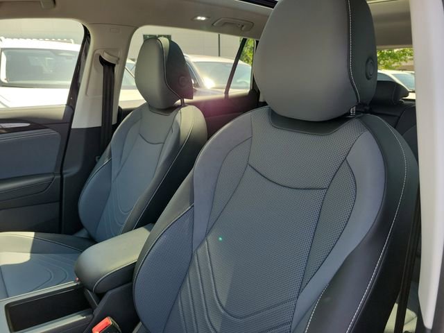 Used 2025 Volkswagen Tiguan SE w/ Panoramic Sunroof Package image 17