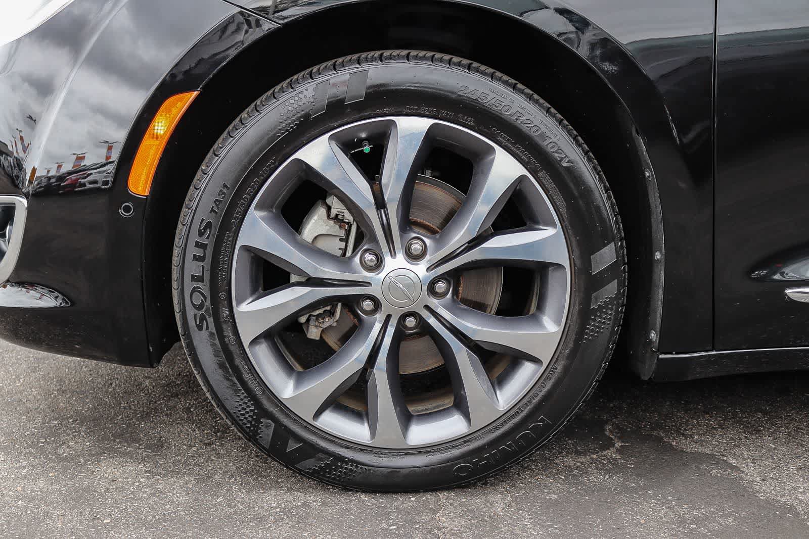 Used 2017 Chrysler Pacifica Limited FWD image 10