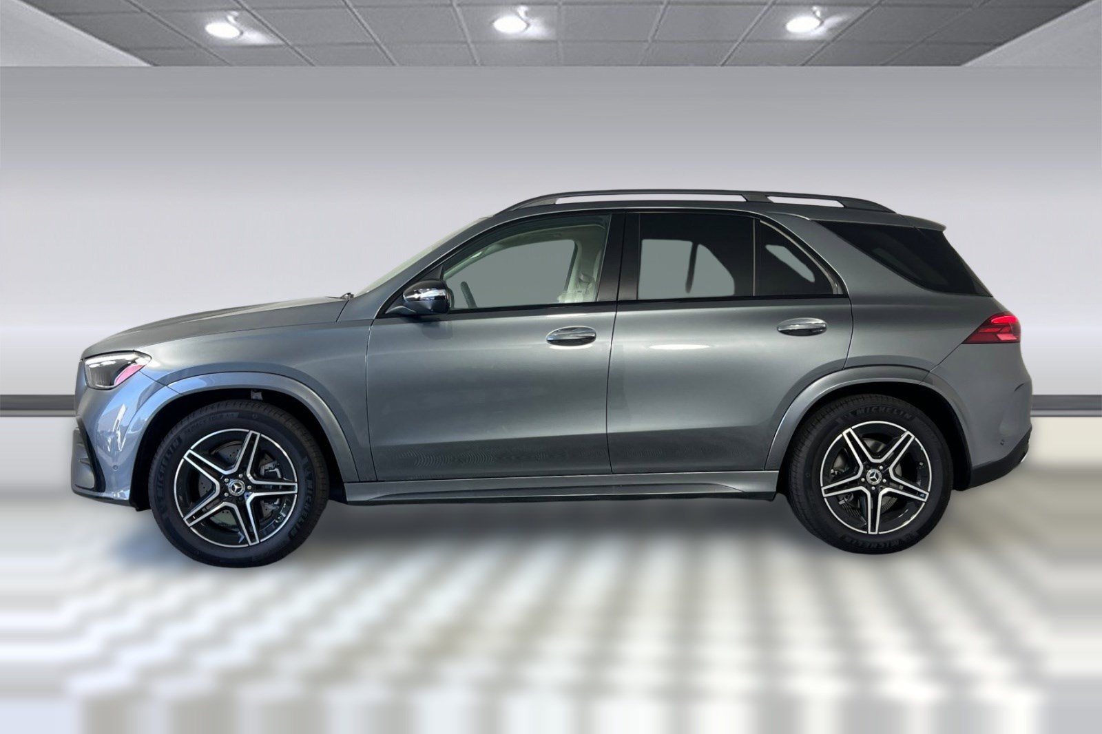 Used 2025 Mercedes-Benz GLE 350 4MATIC image 2