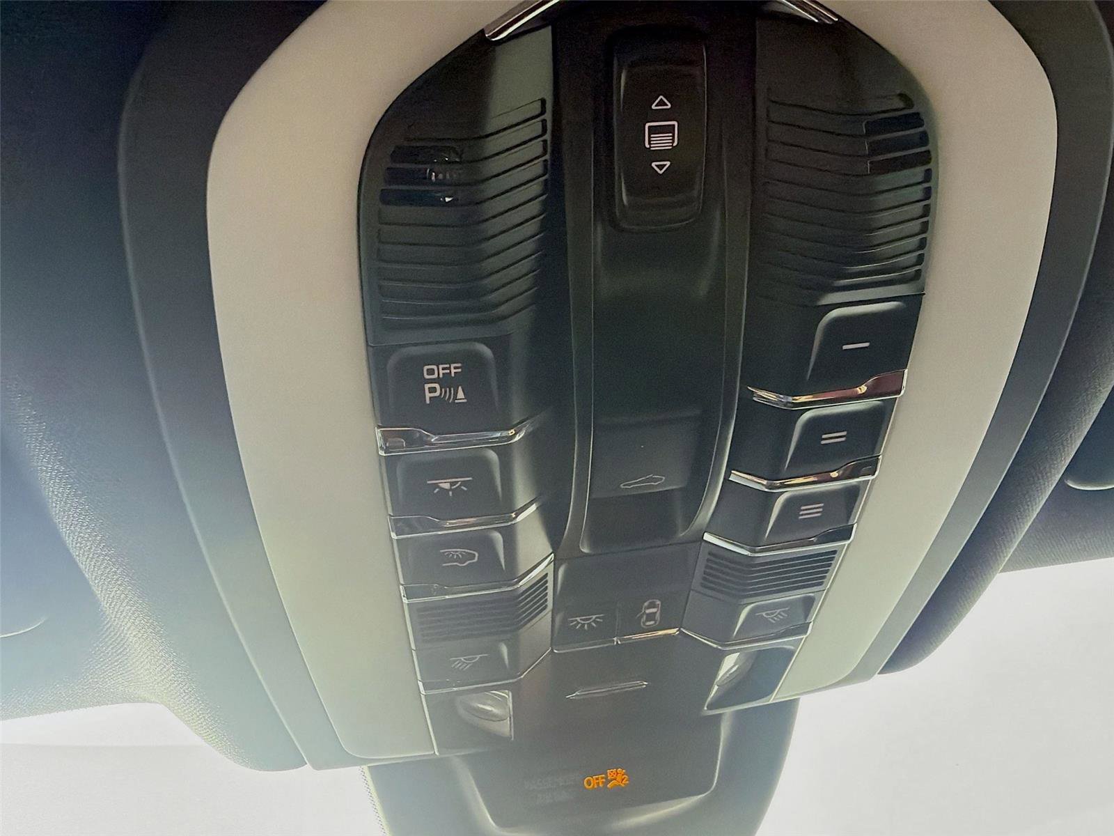 Certified 2024 Porsche Macan Turbo image 20