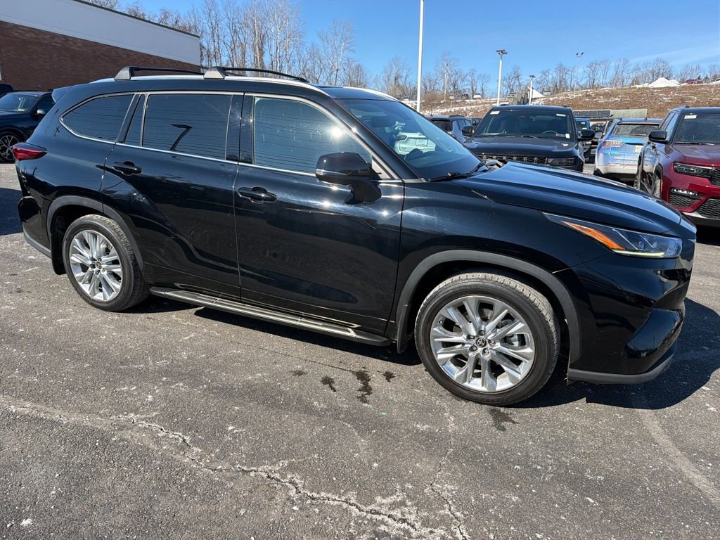 Used 2022 Toyota Highlander Limited image 1