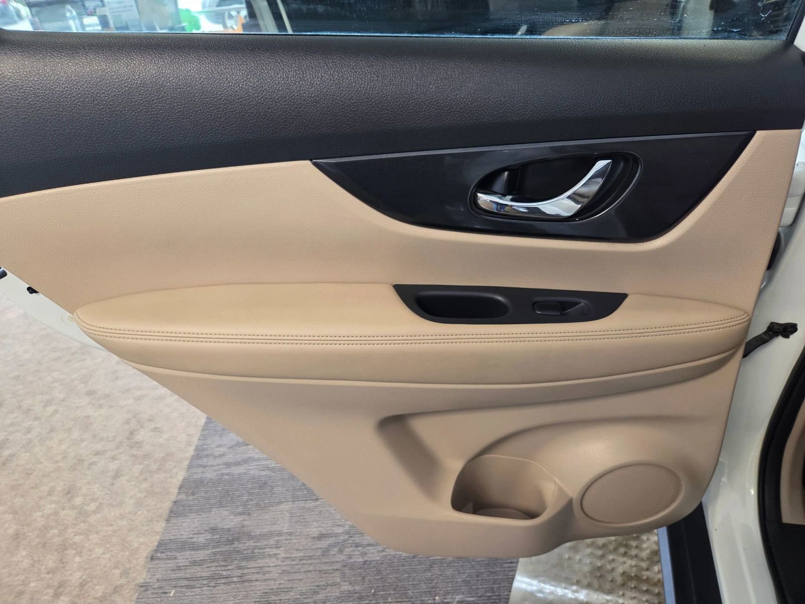 Used 2017 Nissan Rogue SV w/ SV Premium Package image 43