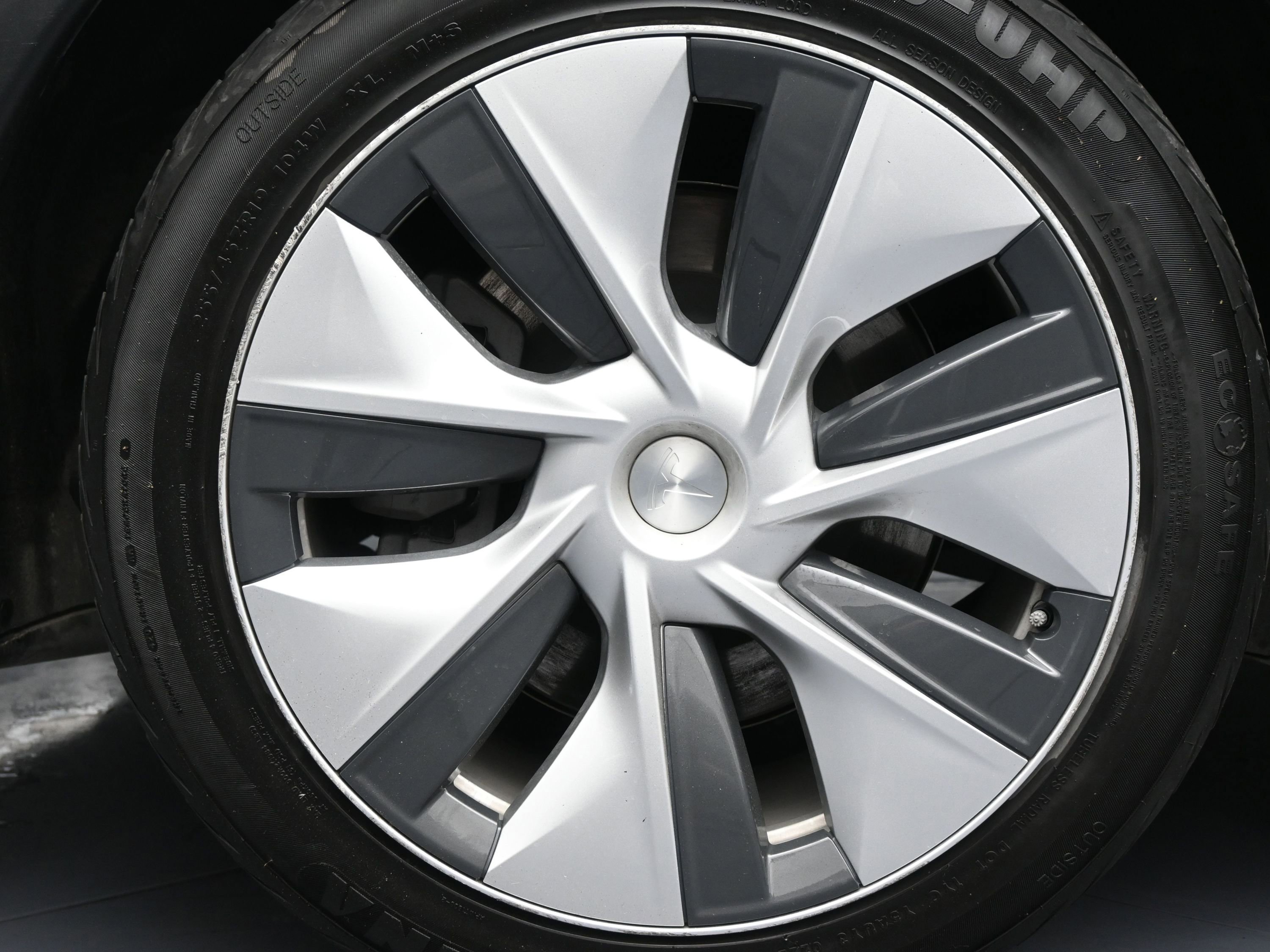 Used 2022 Tesla Model Y Long Range image 10