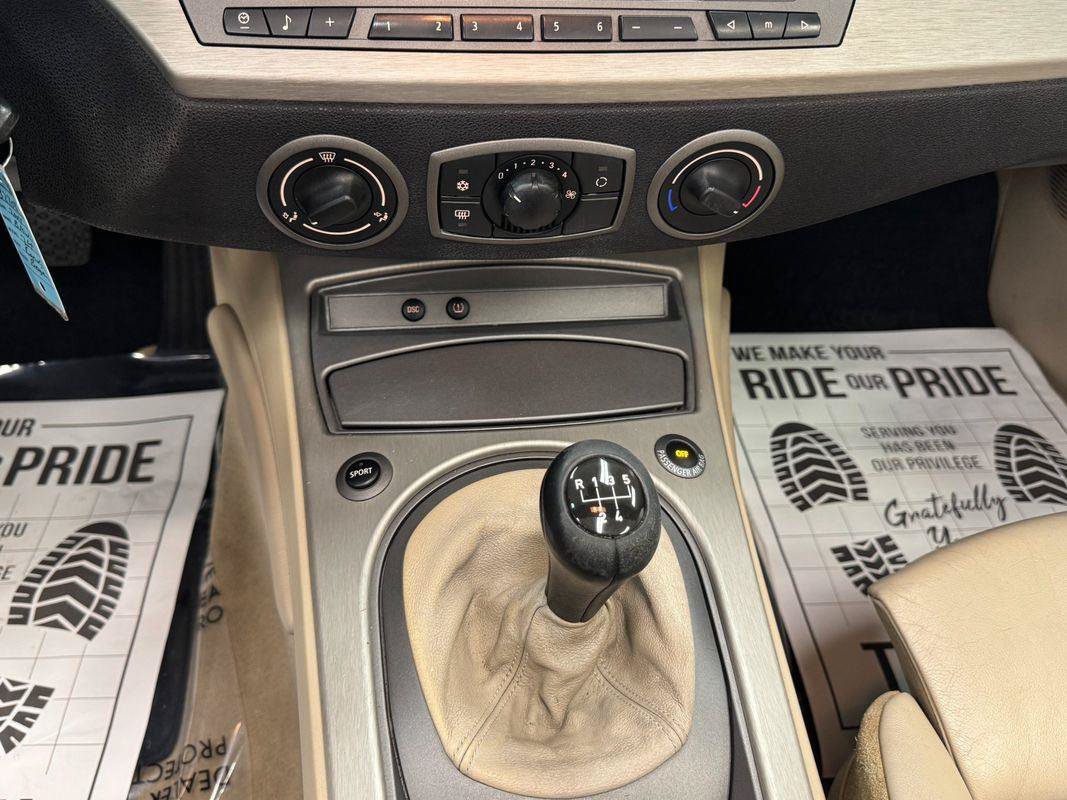 Used 2004 BMW Z4 2.5i RWD image 11