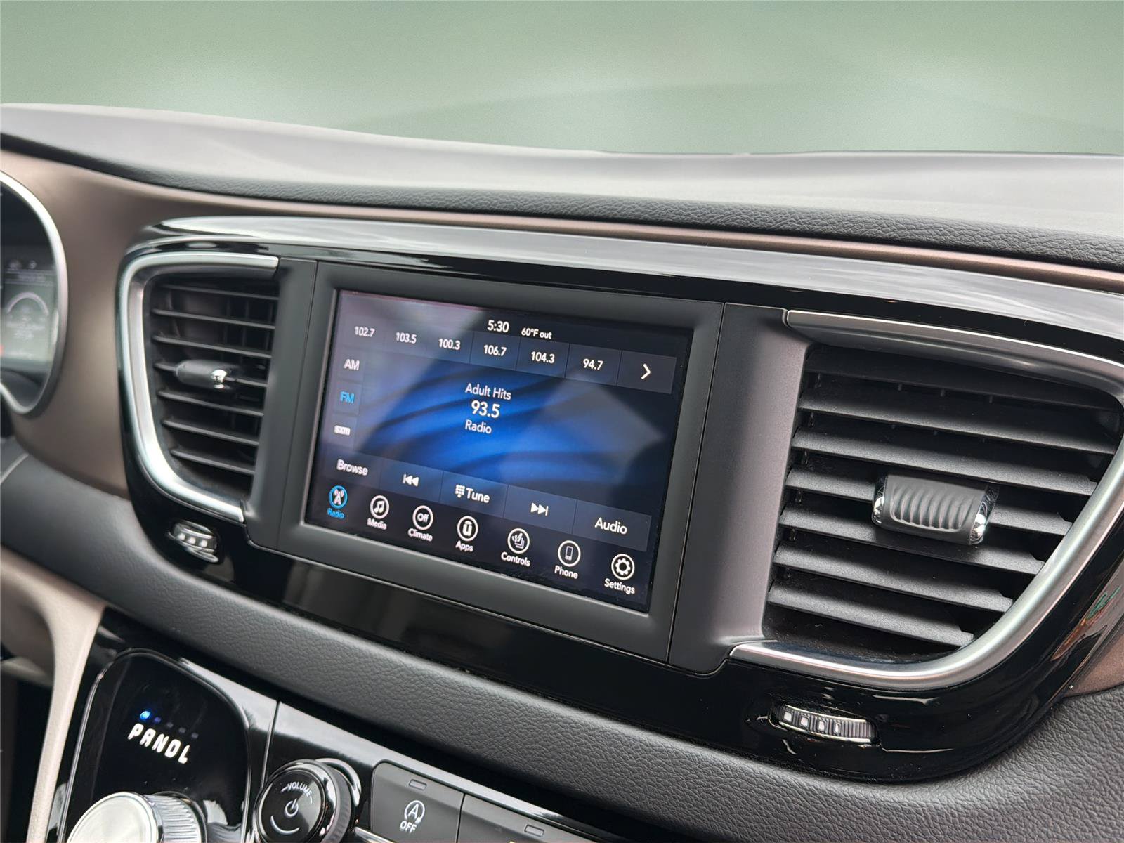 Used 2019 Chrysler Pacifica Touring-L FWD image 13