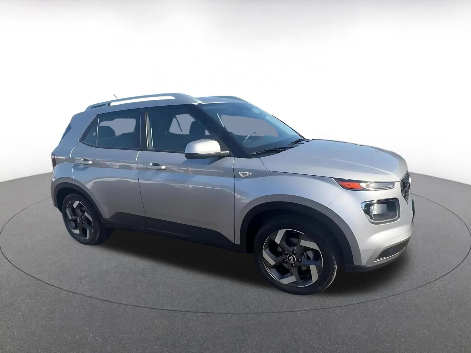 Used 2025 Hyundai Venue SEL FWD image 2