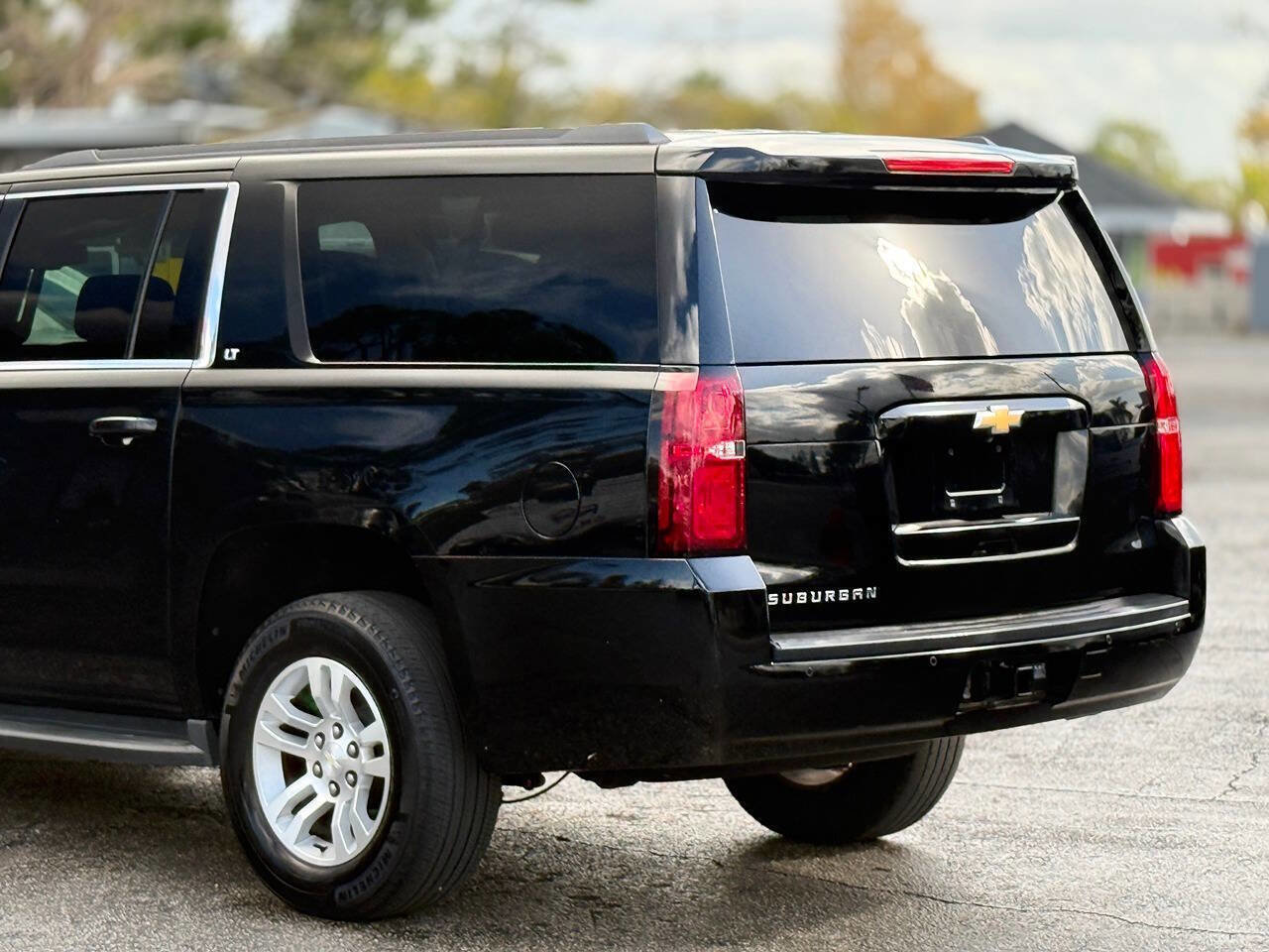 Used 2017 Chevrolet Suburban LT image 7