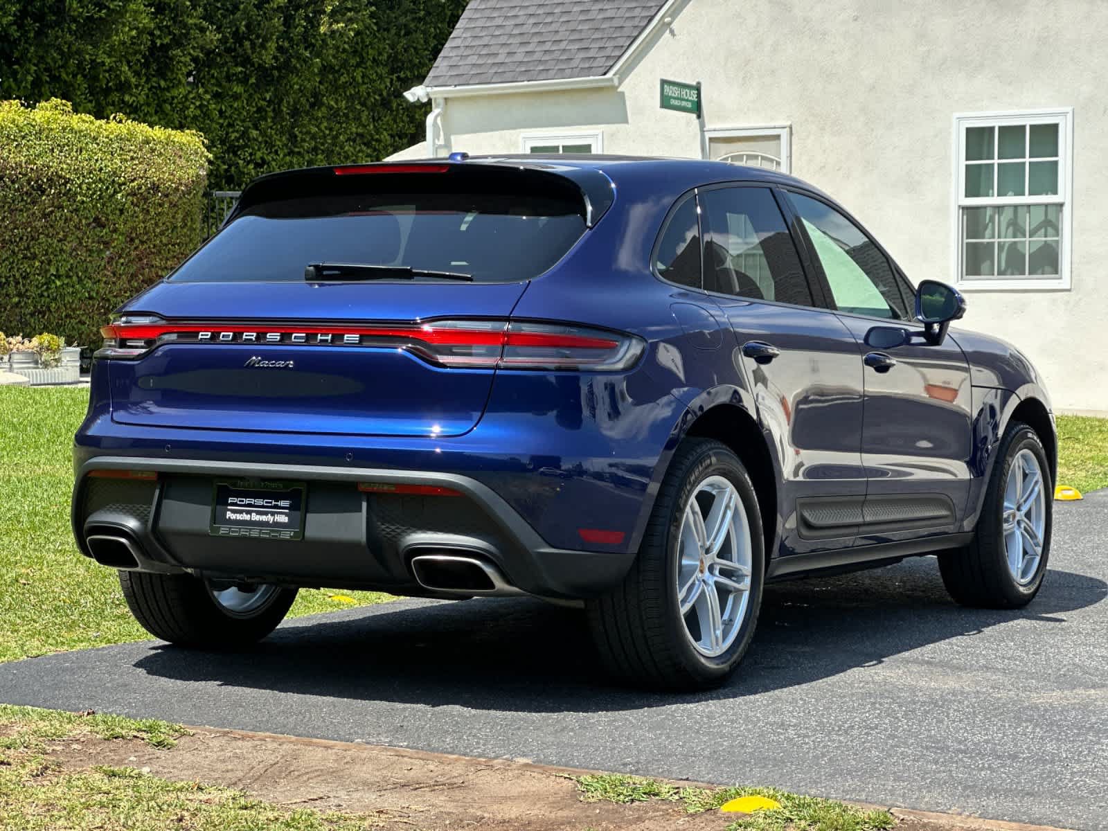 Certified 2025 Porsche Macan AWD/4WD image 8