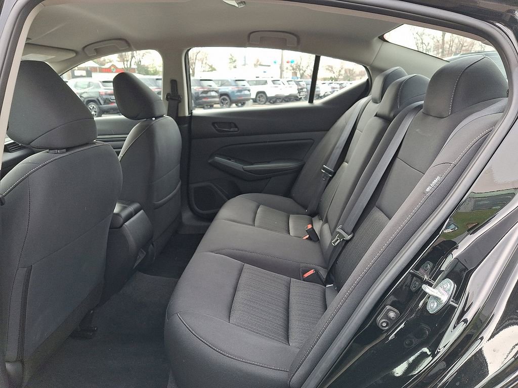 Used 2025 Nissan Altima 2.5 SV image 11