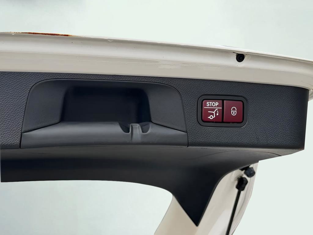 Used 2018 Mercedes-Benz GLC 350e 4MATIC image 25