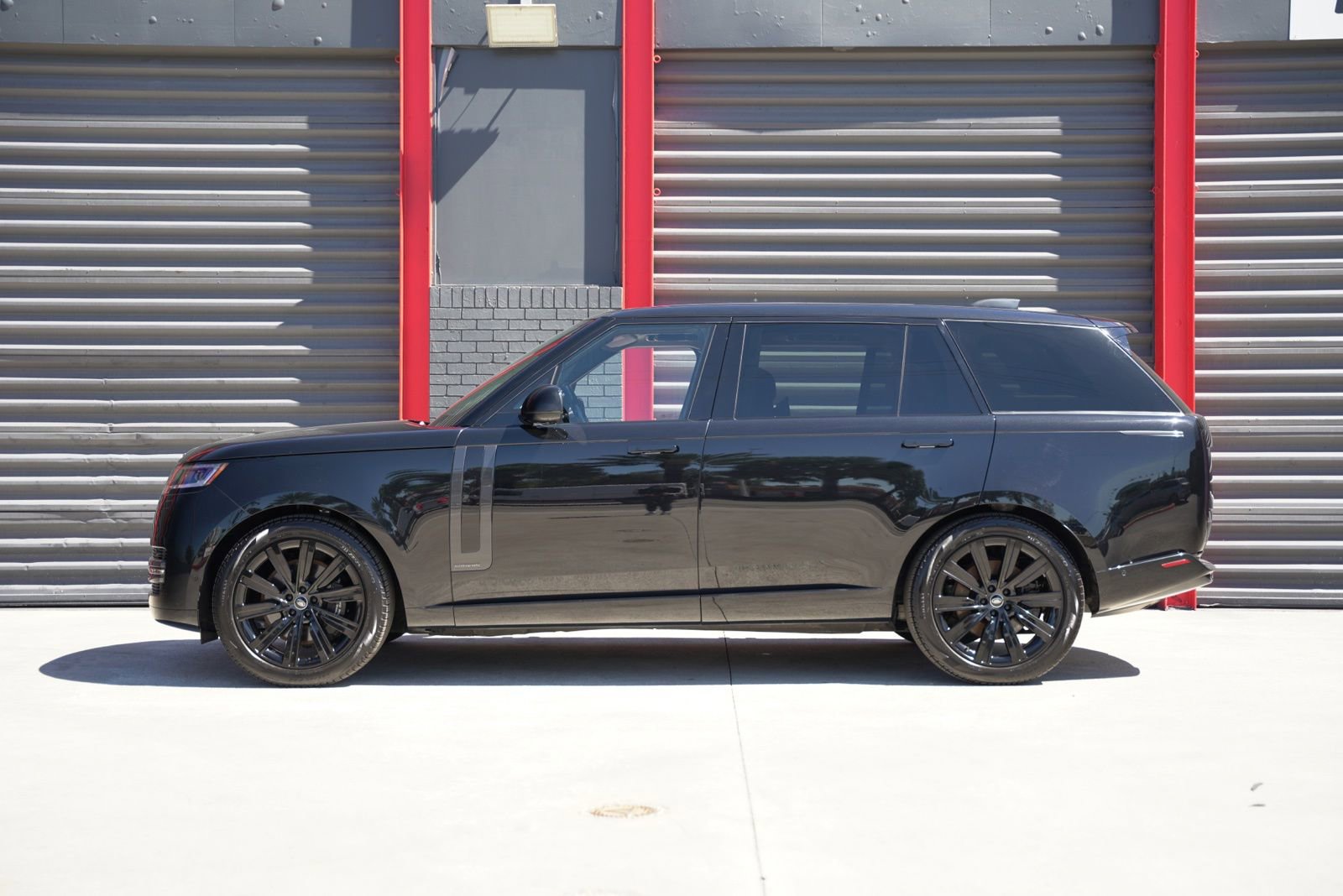 Used 2024 Land Rover Range Rover Long Wheelbase Autobiography image 4