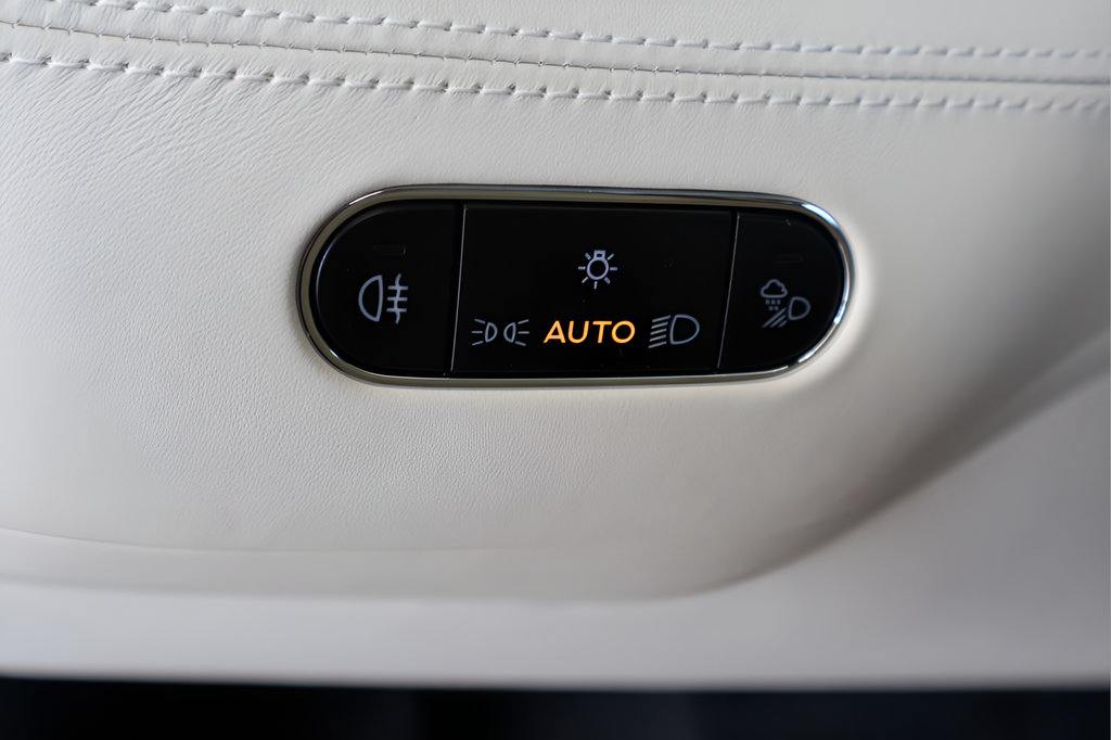 Used 2024 Bentley Bentayga AWD/4WD image 22